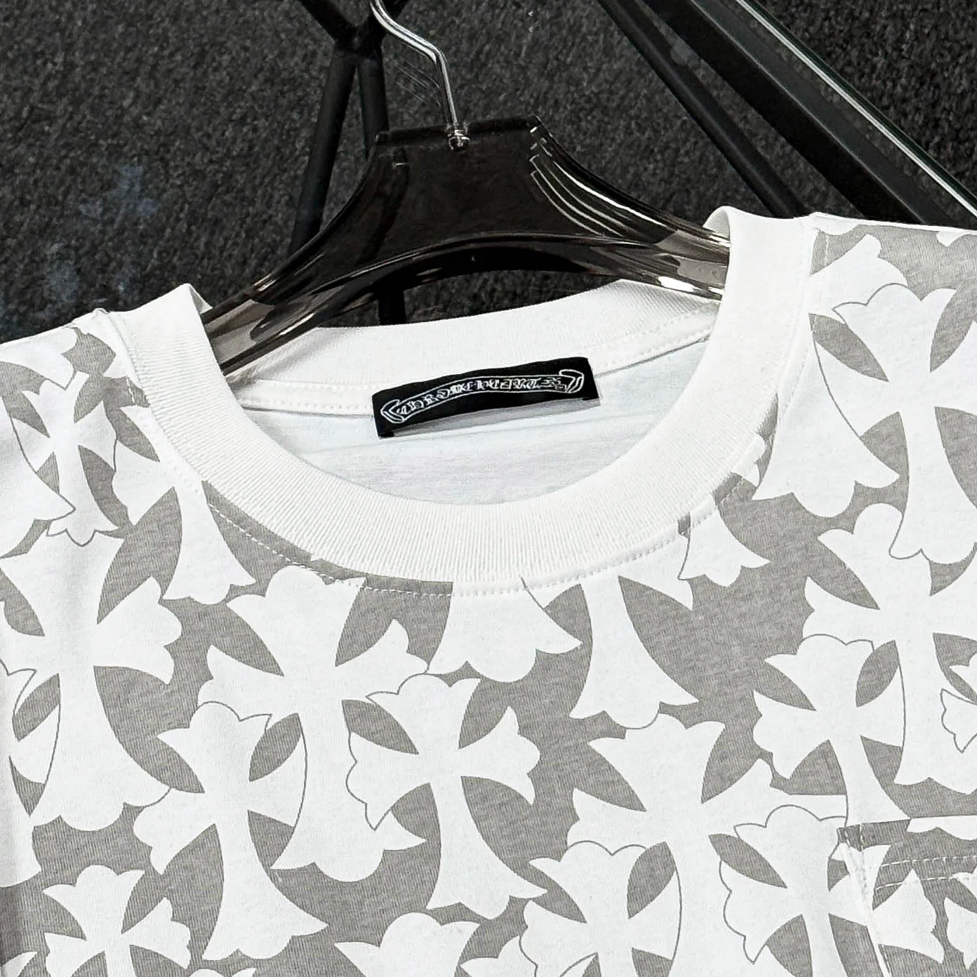P180 Chrome Hearts 25 high-end versions. The fabric is made of 300 grams of high-density pure cotton. It does not deform or shrink. It has three labels. It is the same style for men and women. Technology: all-over printing + digital printing. Color: white, black. SIZE: S-XL.